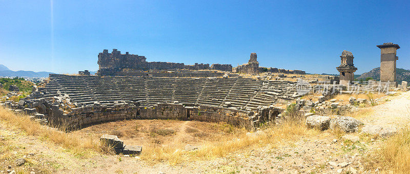 古城Xanthos Panaroma。观鸟塔和圆形剧场。Kalkan就“同名同姓,土耳其安塔利亚。